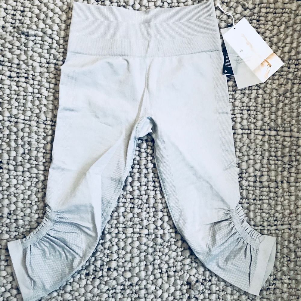 💜PRICE DROP Lululemon Ltd Awakening Crop sz 6 NWT